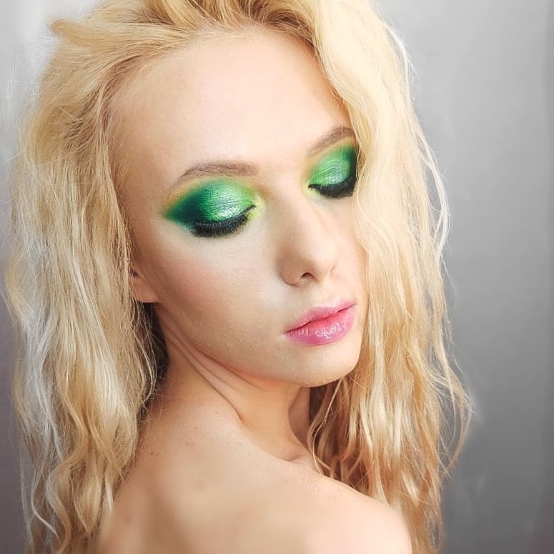 Mask-friendly christmas makeup